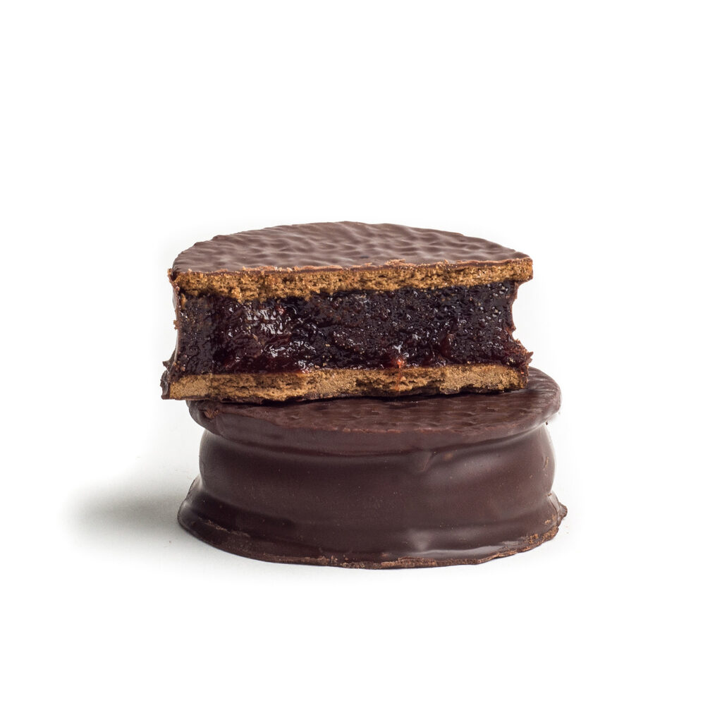alfajor negro relleno de frutos del bosque