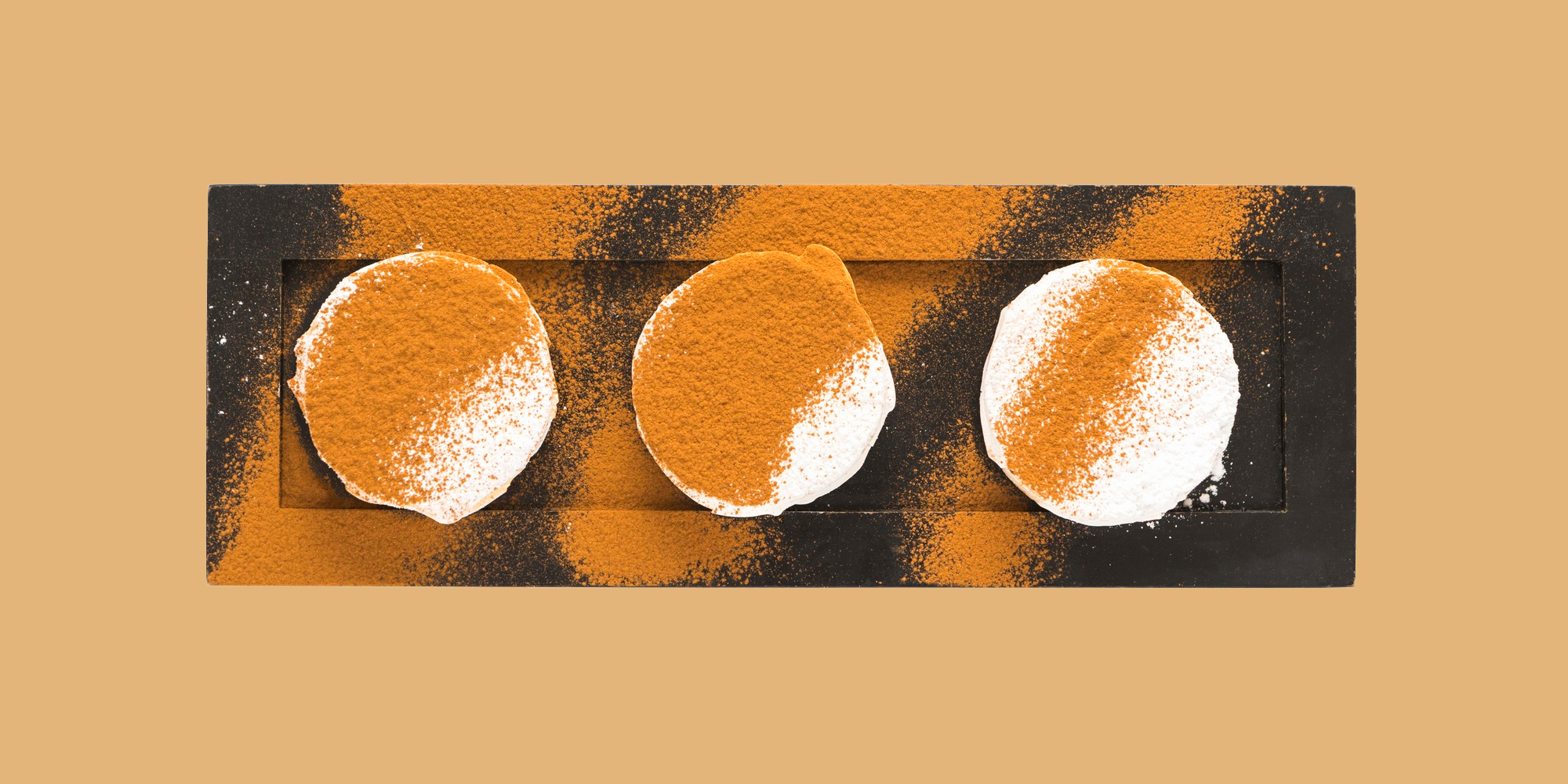 alfajores blancos decorados sobre un plato